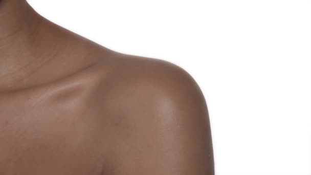 妇女在肩上喷洒香水的特写和白色背景的脱色隔离 — 图库视频影像