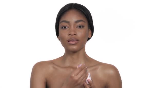 Attraente Giovane Donna Africana Spruzzando Profumo Sul Suo Corpo Bottiglia — Video Stock
