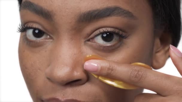 Modelo Feminino Africano Jovem Usando Manchas Ouro Sob Olhos Conceito — Vídeo de Stock