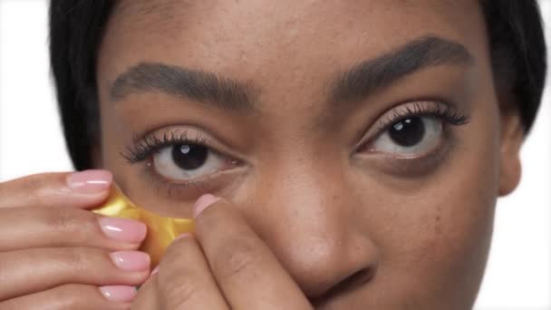 一个有着金色眼罩的漂亮女孩的特写照片 在白色背景下孤立无援 — 图库视频影像