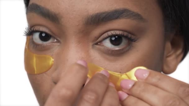 Close Uma Mulher Africana Aplicando Manchas Ouro Sob Olhos Beleza — Vídeo de Stock
