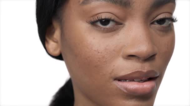 Primer Plano Una Mujer Que Aplica Colorete Facial Polvo Con — Vídeos de Stock