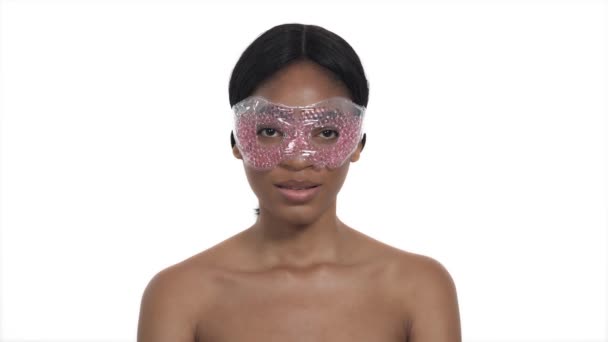 ホット コールド治療ビーズパールジェルアイマスクを連想させる美しい女性のクローズアップ肖像画 化粧品 美容とヘルスケアのコンセプト — ストック動画