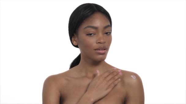 Modell Applicera Kroppslotion Närbild Afrikansk Kvinna Som Applicerar Fuktighetskräm Axeln — Stockvideo