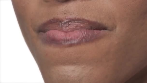 Makroaufnahme Weiblicher Lippen Afrikanerin Mit Schönen Lippen Die Kaugummi Blasen — Stockvideo