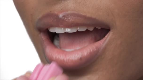 若い魅力的な女性は彼女の口のピンクのチューインガムに置きます 唇に集中しろ 医療と歯科の概念 隔離された白い背景に — ストック動画