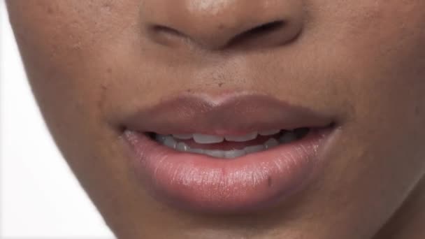 Nahaufnahme Einer Frau Die Rosa Lippenbalsam Aufträgt Und Luftküsse Sendet — Stockvideo
