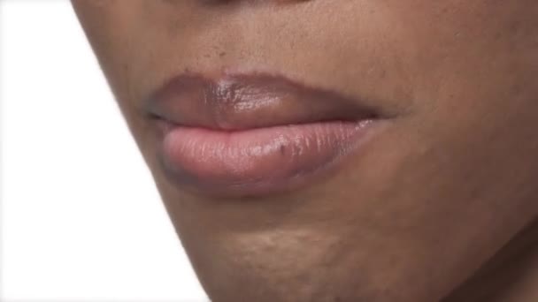 閉じる女性ガムを噛むのショット 唇に集中しろ マクロショット 医療と歯科の概念 隔離された白い背景に — ストック動画