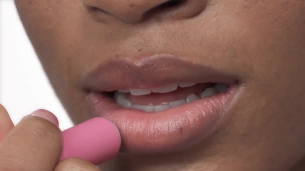 リップバームを適用する女性のクローズアップショット 唇に集中しろ 唇のメイク 化粧品製品の使用 — ストック動画
