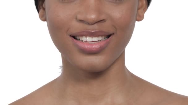 若い魅力的な女性は彼女の口の中に緑のガムを噛む置く 医療と歯科の概念 隔離された白い背景に — ストック動画