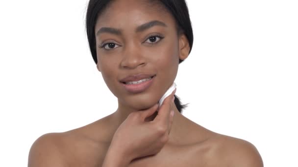 Közelkép Afrikai Nőről Selymes Bőrrel Pamut Betéttel Nyakán Bőrápolás Tisztaság — Stock videók