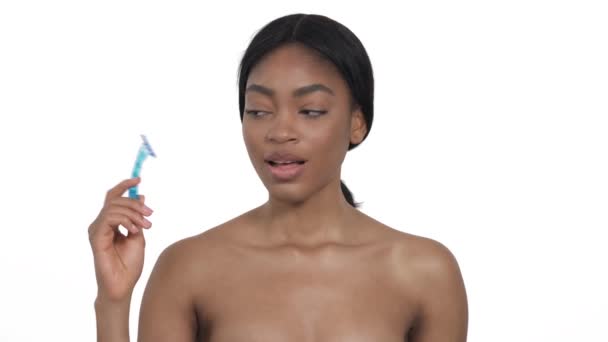 Portrait Shot African Half Naked Woman Holding Razor Smiling Camera — Stock Video