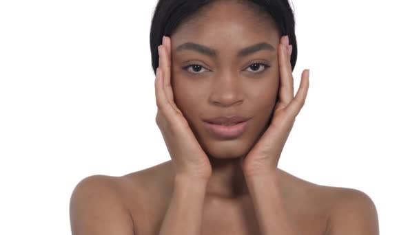 Közelkép Egy Afrikai Nőről Aki Erotikus Módon Érinti Arcát Testét — Stock videók