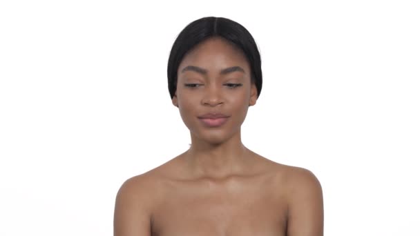 Femme Africaine Joyeuse Riant Sincèrement Couvrant Ses Lèvres Avec Des — Video