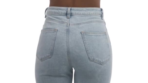 Nahaufnahme Von Sexy Weiblichen Gesäß Afrikanerin Blauen Skinny Jeans Posiert — Stockvideo