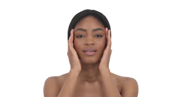 Nahaufnahme Eines Porträts Einer Afrikanerin Die Ihre Stirn Verführerischer Weise — Stockvideo
