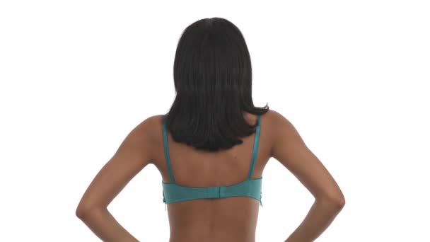 청록색 브래지어를 날씬하고 매력적 여자의 뒷모습 바탕에 고립되어 사람들 — 비디오