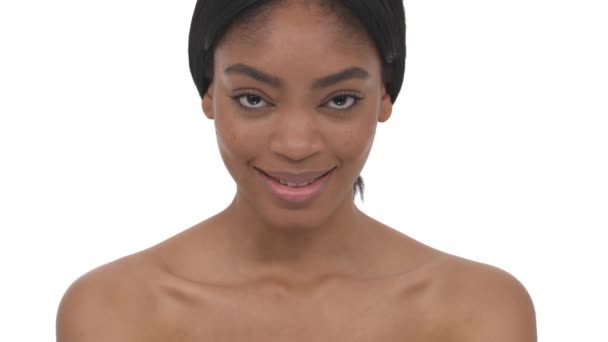 一个非洲女模特在镜头前摆姿势 把手指放在嘴唇上 带着诱人的笑容的特写镜头 在白色背景下孤立无援 — 图库视频影像
