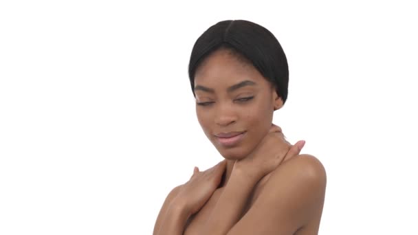 Modelo Feminino Africano Sexy Com Ombros Nus Posando Para Câmera — Vídeo de Stock