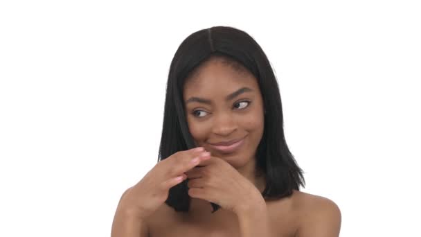 수염을 꾸미고 아프리카 여성의 사진을 클로즈업 바탕에 고립되어 사람들 — 비디오