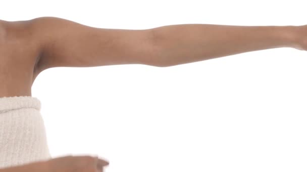 虚弱な腕を示す女性のクローズアップ 弾力性と筋肉の損失によって引き起こされる老化の効果 白地に隔離された — ストック動画