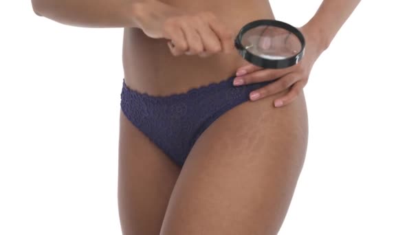 여자의 확대경을 엉덩이를 있습니다 둔부의 상태를 검사한다 배경에 고립됨 — 비디오