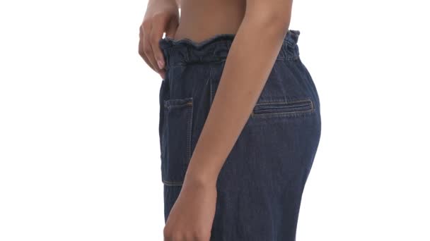 Donna Afroamericana Con Pantaloni Enormi Concetto Perdita Peso Isolato Sfondo — Video Stock