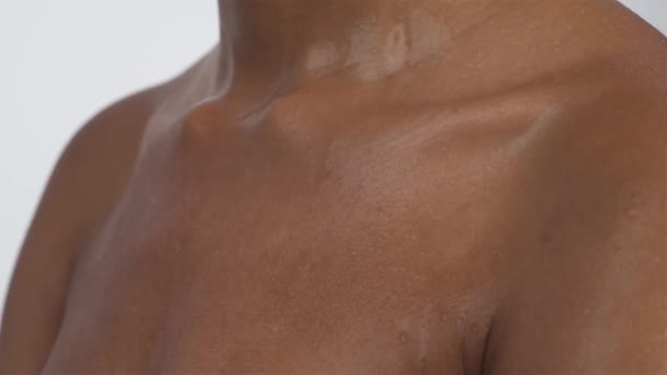Gotas Suor Estão Fluindo Para Baixo Peito Mulher Negra Irreconhecível — Vídeo de Stock