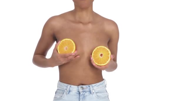 Dansend Zwart Meisje Blauwe Jeans Met Twee Helften Oranje Fruit — Stockvideo