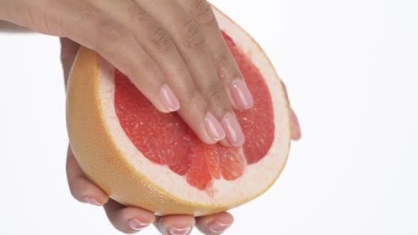 Detailní Záběr Černé Ženské Ruky Držící Půlku Grapefruitu Prsty Dotýkající — Stock video
