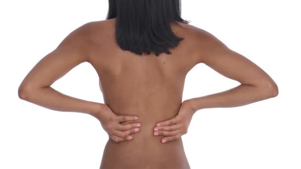 Visão Traseira Uma Mulher Negra Com Dor Nos Rins Massajar — Vídeo de Stock