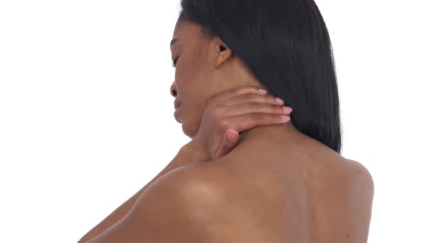 Sisi Belakang Melihat Seorang Wanita Hitam Memijat Lehernya Konsep Perawatan — Stok Video