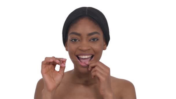 Dişlerini Diş Ipiyle Temizleyen Mutlu Siyah Bir Kadının Portresi Ağız — Stok video