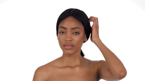 Jag Känner Mig Osäker Tankeväckande Ung Afrikansk Kvinna Repar Huvudet — Stockvideo