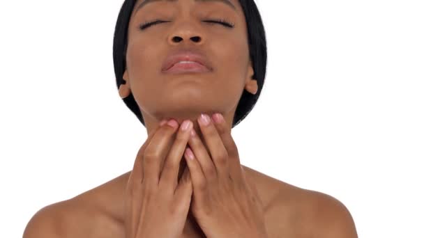 Nahaufnahme Einer Jungen Afrikanerin Die Sich Wegen Hautreizungen Hals Kratzt — Stockvideo
