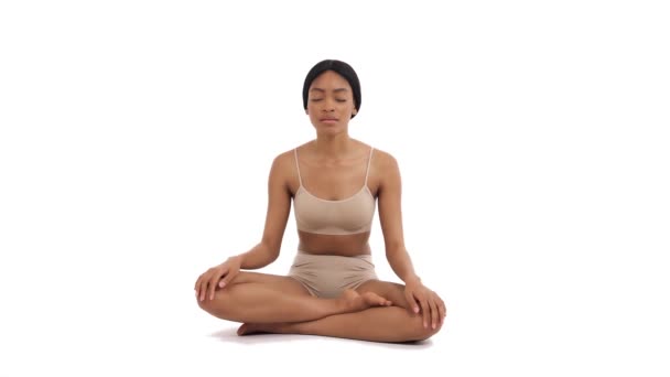 Junge Frau Praktiziert Yoga Der Lotusposition Hände Zusammengedrückt Isoliert Auf — Stockvideo
