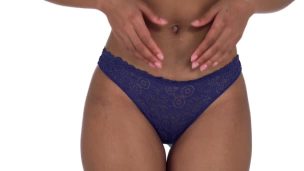 Kvinnan Bildar Hjärtform Magen Isolerad Vit Bakgrund — Stockvideo