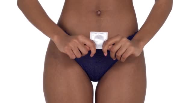 Nahaufnahme Einer Jungen Lateinerin Spitzenhöschen Die Ein Kondom Den Händen — Stockvideo