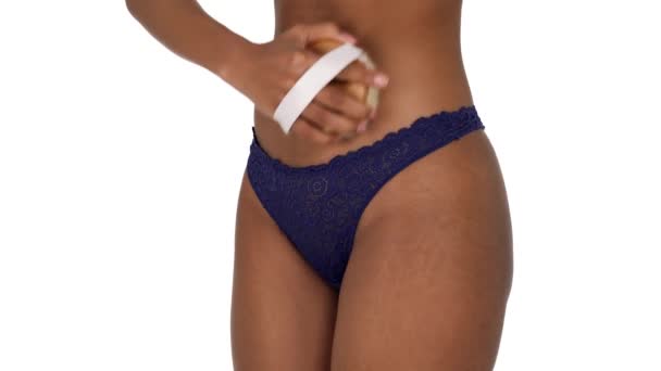 胃の抗セルライトボディブラシでマッサージを行う女性 白地に隔離された — ストック動画