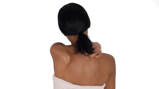 Rückenansicht Einer Handtuch Gehüllten Afrikanerin Die Sich Rücken Kratzt Gesundheitskonzept — Stockvideo