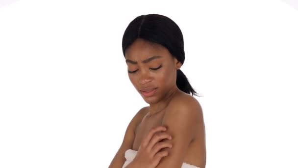 タオルで彼女の腕を引っ掻いて包まれた女性の側面図 医療の概念 皮膚刺激感痛みを持つ女性 白地に隔離された — ストック動画