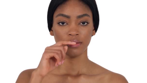Zblízka Portrét Ženy Která Cítí Nepohodlně Dotýká Nosu Izolované Bílém — Stock video