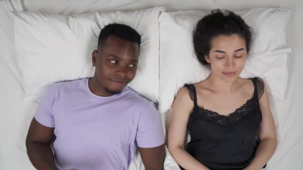 Karışık Irk Çiftleri Yatakta Uzanıp Yumruk Tokuşturuyorlar Üst Manzara Arkadaşlık — Stok video