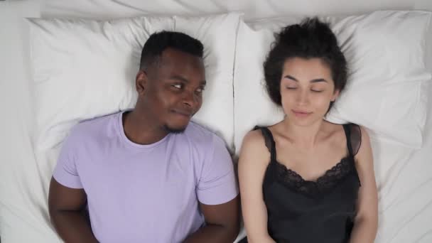 아프리카 남자와 여자가 침대에 서로를바라보며 말하고 있었습니다 인종간의 — 비디오