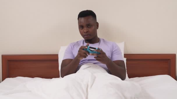 Siyah Adam Yatakta Konsol Oynuyor Beyaz Kadının Bacakları Erkek Arkadaşının — Stok video