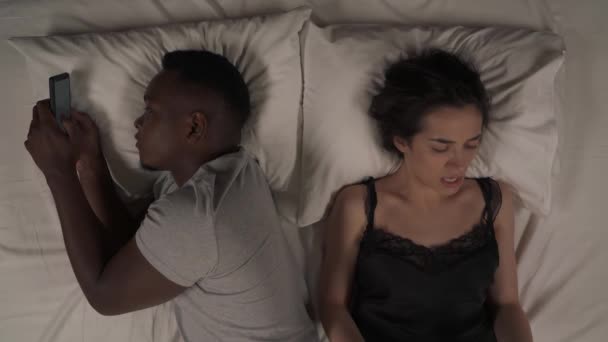 침대에서 인종간의 커플의 여성은 친구가 전화를 사용하는 분개하고 감정적으로 말하는 — 비디오