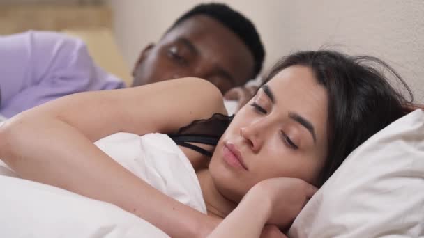 Nahaufnahme Porträt Eines Gemischten Ethnischen Paares Bett Beleidigte Weiße Frau — Stockvideo