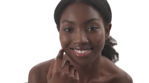 Zamknij Portret Młodej Czarnej Kobiety Patrząc Prosto Kamerę Uśmiechając Się — Wideo stockowe