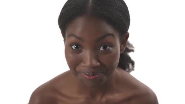 Крупним Планом Портрет Молодої Чорної Жінки Яка Дивиться Прямо Камеру — стокове відео