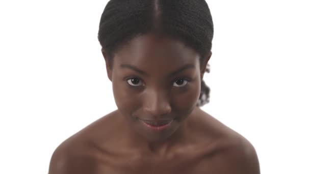 Close Portret Młodej Czarnej Kobiety Podnoszącej Głowę Patrząc Prosto Aparat — Wideo stockowe